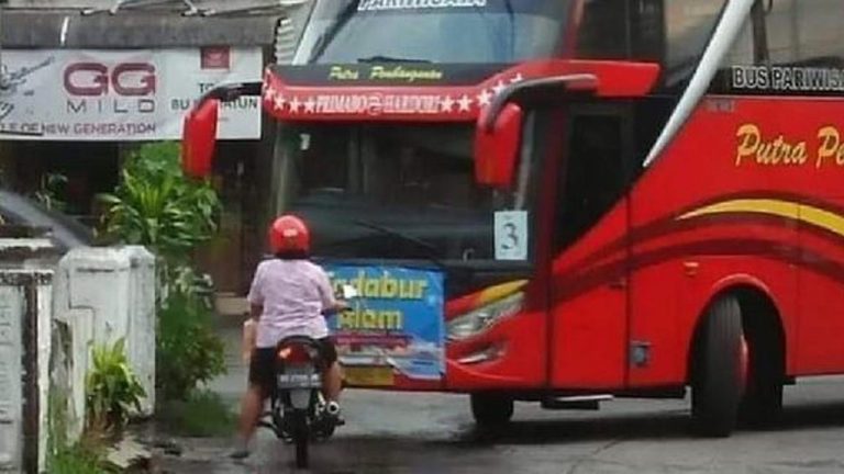 Kumpulan Emak Emak Gegabah Menantang Pengguna Jalan Lain